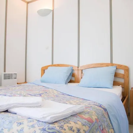 3 Les De Booz 4-6 Personnes * Saint-Germain-du-Teil